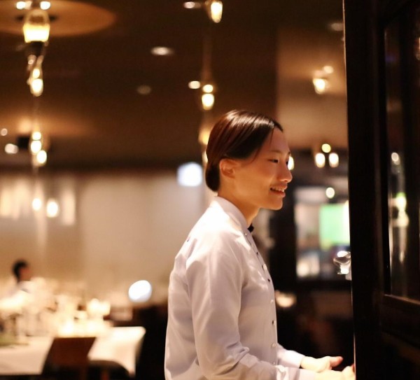 松阳天元名都酒店餐饮部服务员,以专业与温情诠释服务价值